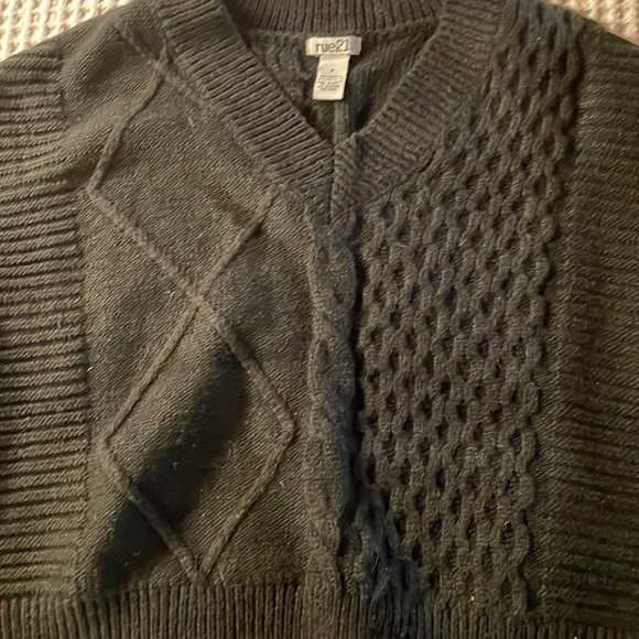 Thick & soft black sweater - Picture 12 of 16